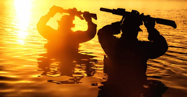 Orman nehirde geçiş