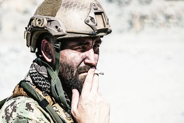 Ejército soldado fumar — Foto de Stock