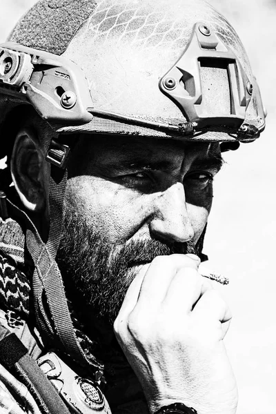 흡연 하는 육군 병사 — 스톡 사진