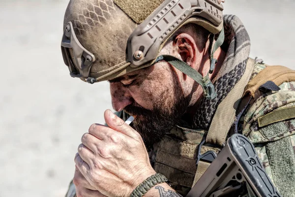 Army soldier smoking — Stock Photo, Image