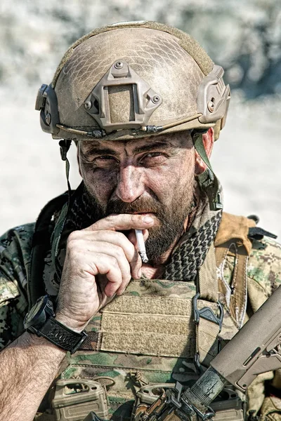 Żołnierz armii, palenie — Zdjęcie stockowe