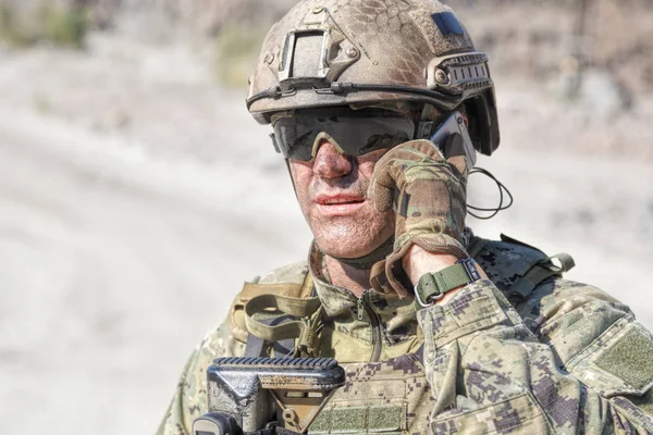 Soldado do exército a chamar — Fotografia de Stock