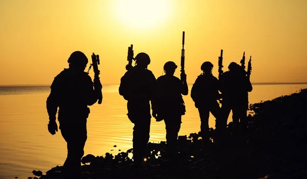 Silhouette soldato dell'esercito — Foto Stock