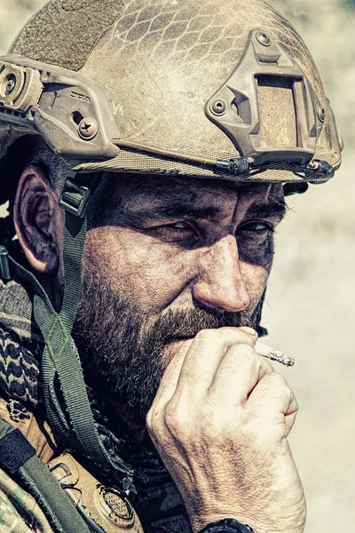 Soldado do exército a fumar — Fotografia de Stock