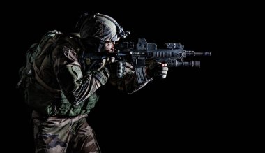 Silah ile Fransız paraşütçü