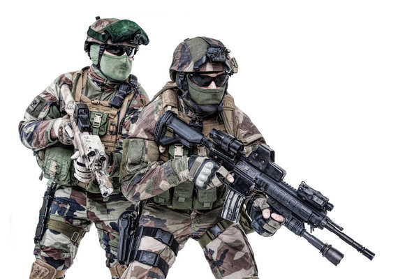 French paratroopers with weapons