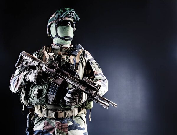 Французский десантник с оружием
