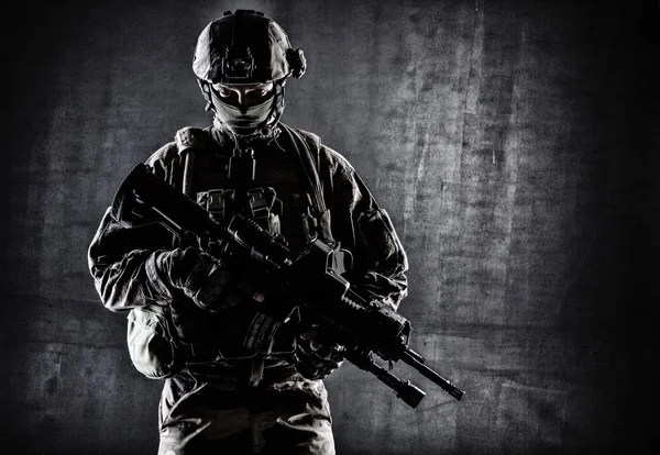 Silah ile Fransız paraşütçü