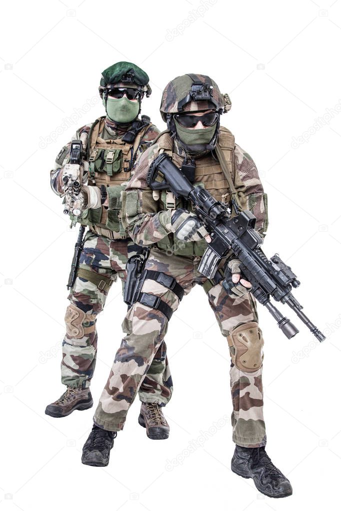 French paratroopers with weapons