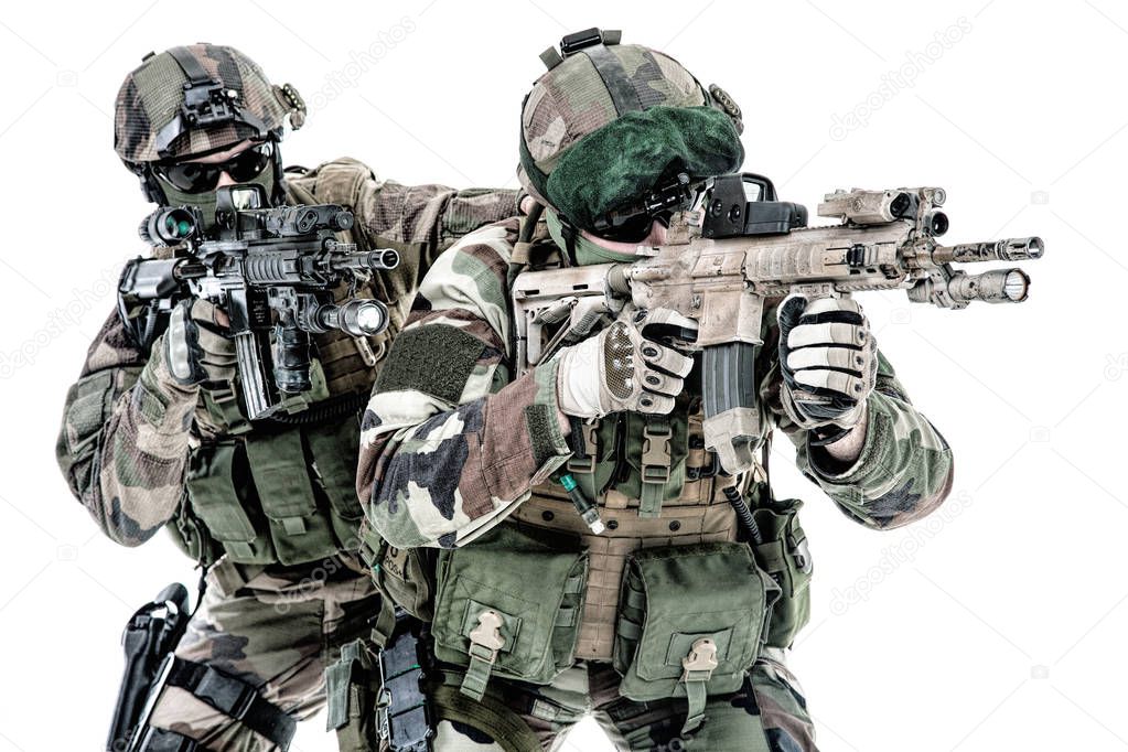 French paratroopers with weapons