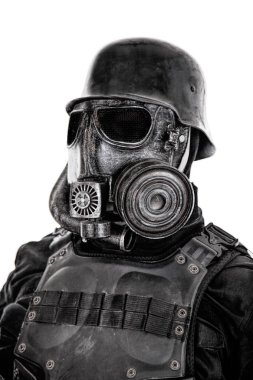Fütüristik nazi asker studio vurdu