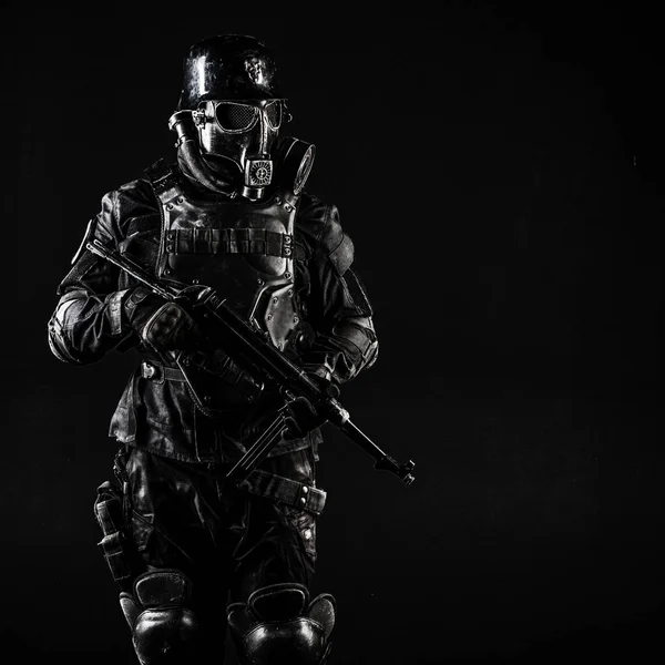 Fütüristik nazi asker studio vurdu