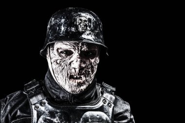Fütüristik nazi asker studio vurdu