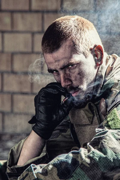 Exército militar macho fumar — Fotografia de Stock
