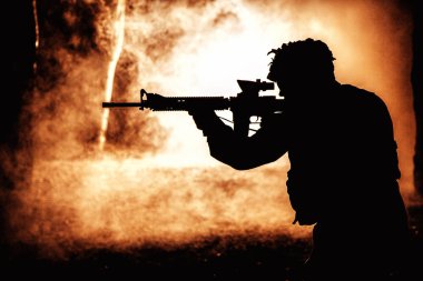 Askerin siluet siyah