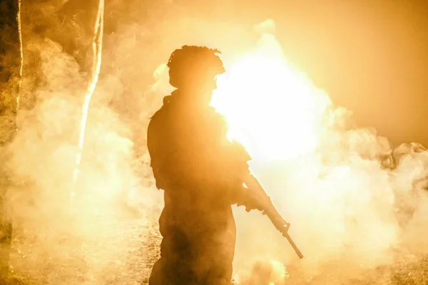 Askerin siluet siyah — Stok fotoğraf