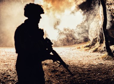 Askerin siluet siyah