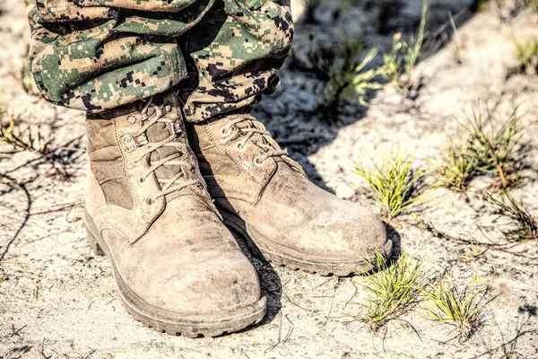 Botas de combate en el desierto —  Fotos de Stock