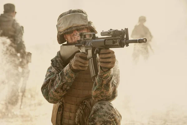 Fuzileiros navais americanos em acção. Tempestade de areia no deserto — Fotografia de Stock