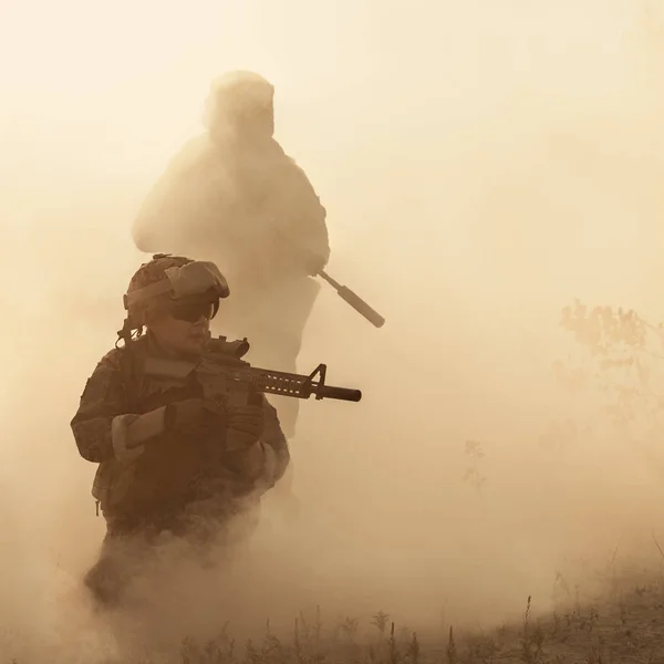 Fuzileiros navais americanos em acção. Tempestade de areia no deserto — Fotografia de Stock