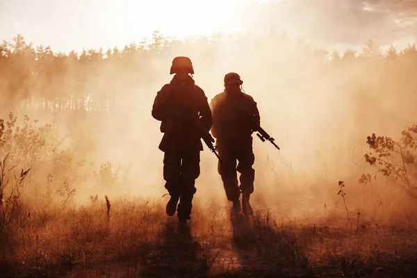 Oss marinsoldater i aktion. Öknen sandstorm — Stockfoto