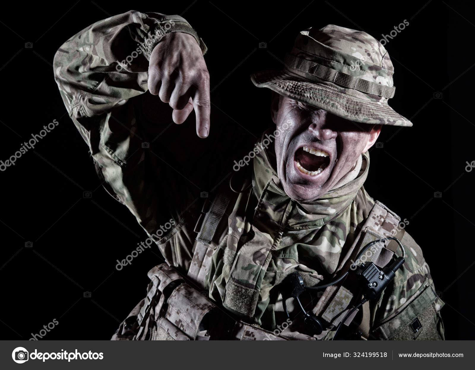 Soldado señalando con el dedo hacia abajo sobre fondo negro — Foto de stock  #324199518 © zabelin, image size:1600x1248