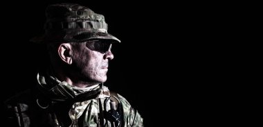 Yaşlı komando savaş uçağı stüdyosunun resmi siyahta.