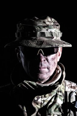 Yaşlı komando savaş uçağı stüdyosunun resmi siyahta.