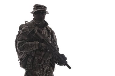 Ordu piyadesi atış talimi yapıyor.