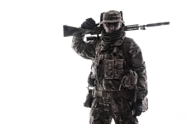 Armee Special Forces Soldat isoliert Studio schießen — Stockfoto