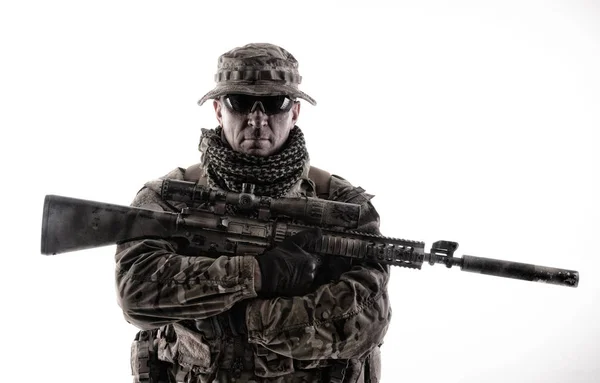 Leger speciale troepen soldaat geïsoleerde studio shoot — Stockfoto