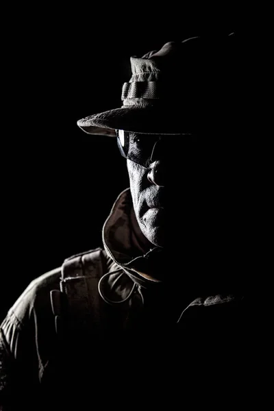 Seniors commando fighter studio portrait sur noir — Photo