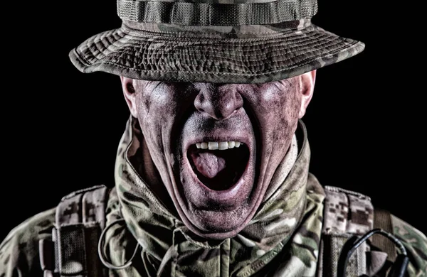 Elit csapatok dühös katona összeszorítja fogait — Stock Fotó