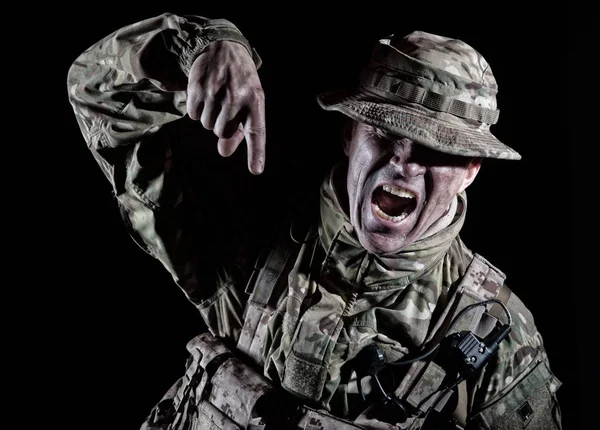 Soldat zeigt mit dem Finger auf schwarzen Hintergrund — Stockfoto