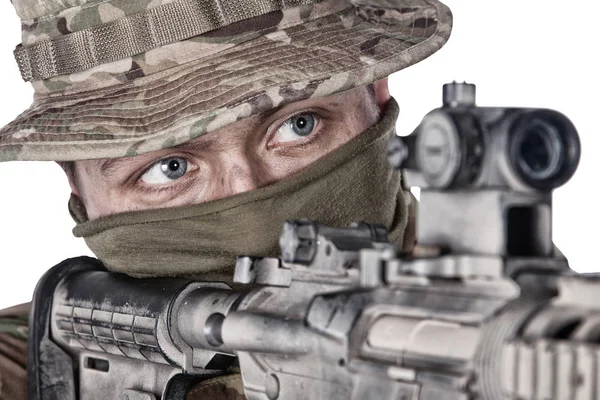 Tüfek tutan askerin yakın plan portresi