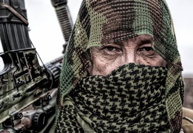 Ordu keskin nişancısı tüfekle sahada duruyor.