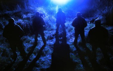 Ordu askerleri gece devriye geziyor.