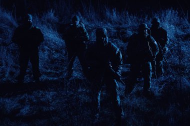 Ordu askerleri gece devriye geziyor.
