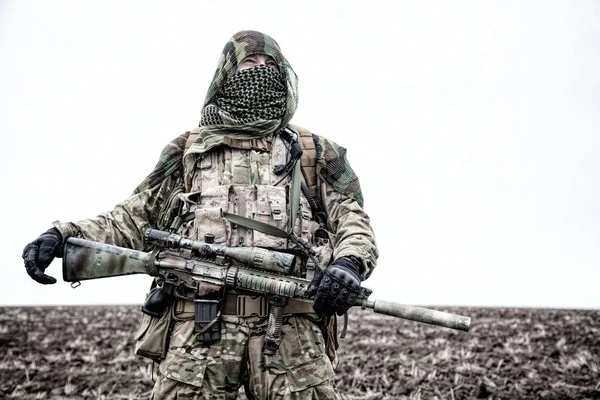 Cecchino dell'esercito in piedi sul campo con fucile — Foto Stock