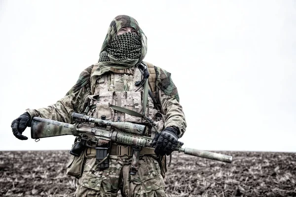 Sniper do exército em campo com espingarda — Fotografia de Stock