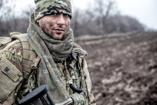 Retrato del soldado de infantería moderno en marcha —  Fotos de Stock