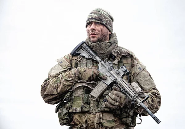 Porträt eines modernen Infanteristen der Armee auf dem Vormarsch — Stockfoto