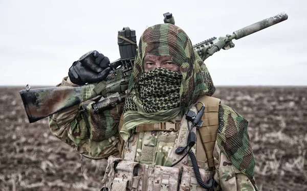 Ordu keskin nişancısı tüfekle sahada duruyor. — Stok fotoğraf