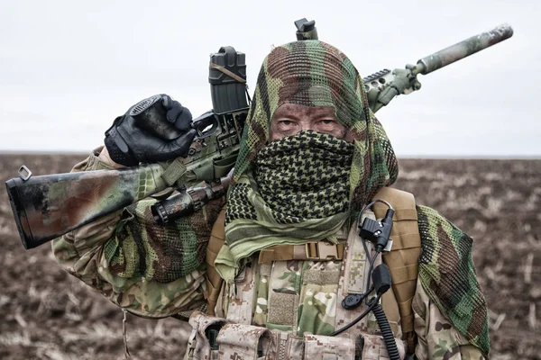 Армійський снайпер стоїть у полі з гвинтівкою — стокове фото
