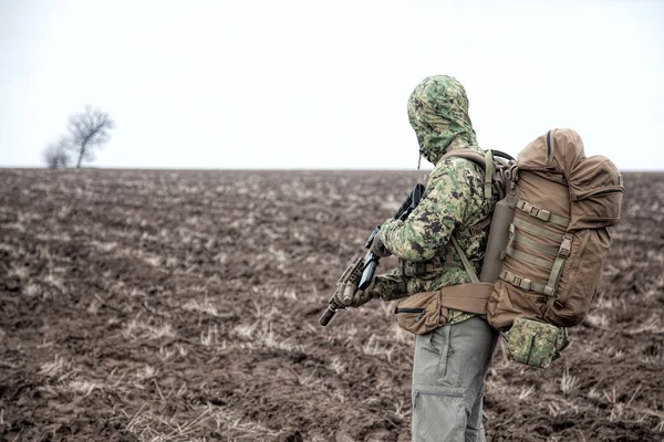 Porträtt av modern armé infanterist på marsch — Stockfoto