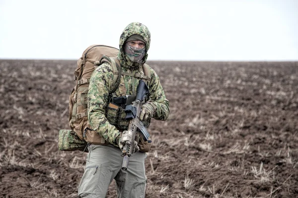 Porträtt av modern armé infanterist på marsch — Stockfoto