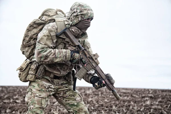 Retrato del soldado de infantería moderno en marcha —  Fotos de Stock