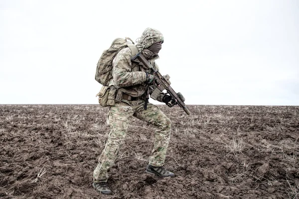 Retrato del soldado de infantería moderno en marcha — Foto de Stock
