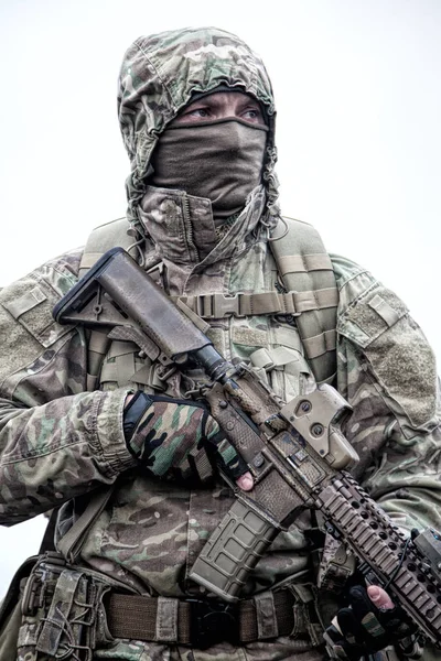 Porträt eines modernen Infanteristen der Armee auf dem Vormarsch — Stockfoto