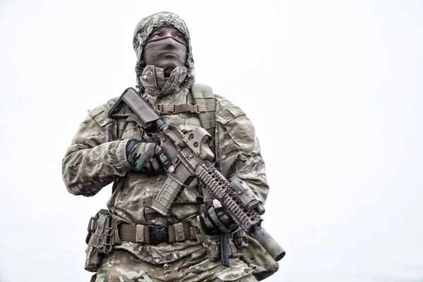 Porträt eines modernen Infanteristen der Armee auf dem Vormarsch — Stockfoto